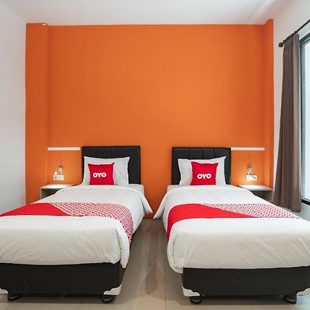 Oyo Flagship 1575 Urban 18 Hotel Surabaya Exterior photo